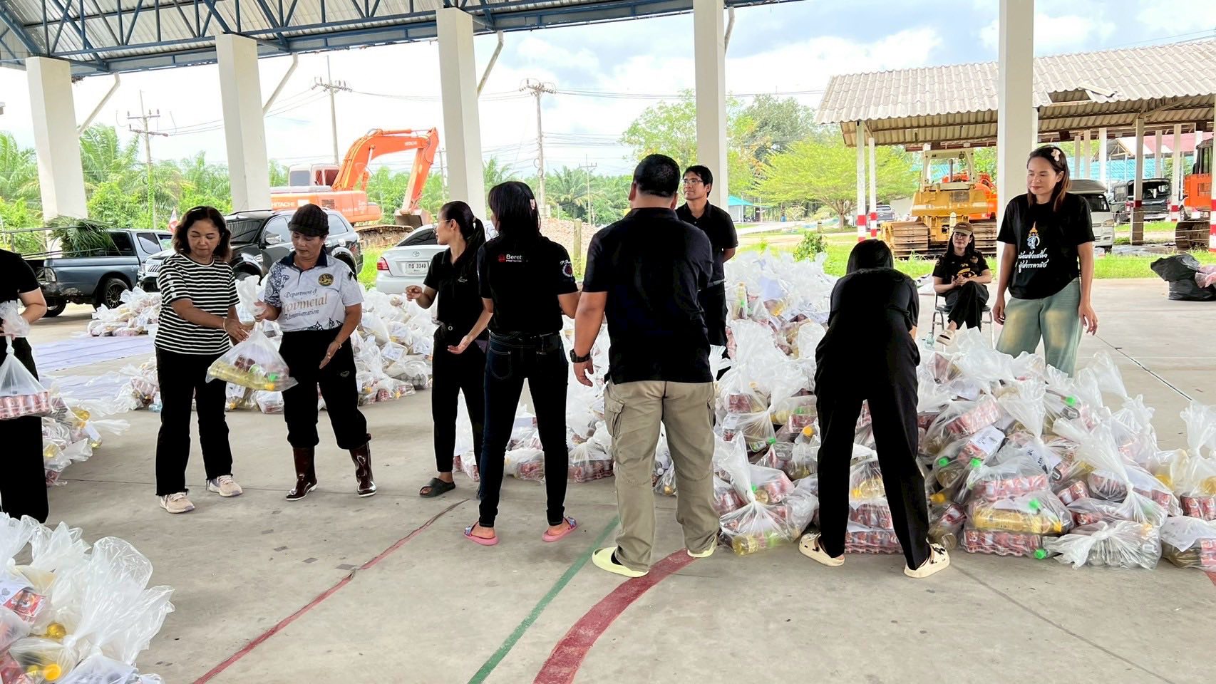 ร่วมด้วยช่วยกันบรรจุถุงยังชีพ เพื่อแจกจ่ายในพี่น้องในพื้นที่ตำบลชุมพล