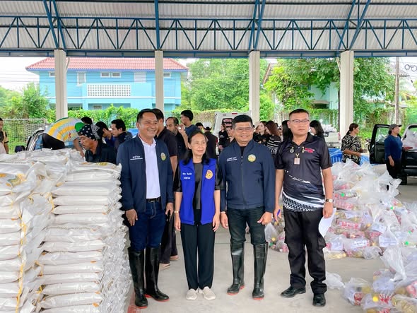 ลงพื้นที่มอบถุงยังชีพให้กับประชาชนในพื้นที่ตำบลชุมพลทั้ง14หมู่บ้าน