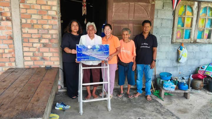 ส่งมอบป้ายบ้านตามโครงการปรับสภาพแวดล้อมและสิ่งอำนวยความสะดวกของผู้สูงอายุให้เหมาะสมและปลอดภัย